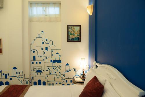 羅東鎮的住宿－Fun鬆，一间卧室配有一张蓝色墙壁的床