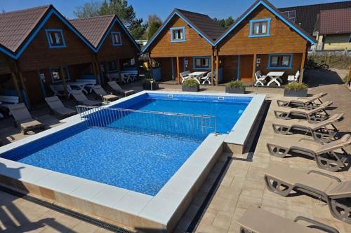 Vakantiehuizen met twee verdiepingen en een zwembad
