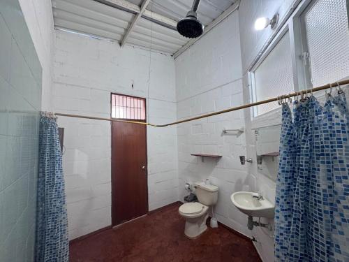 a bathroom with a toilet and a sink at Ricaurte casa campestre in Ricaurte