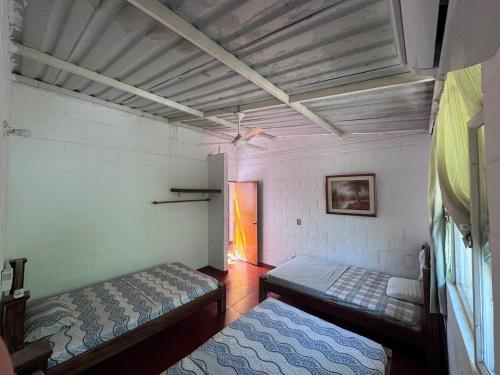 a room with two beds and a window at Ricaurte casa campestre in Ricaurte