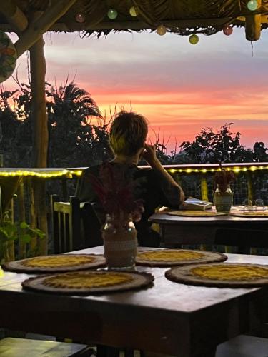 Eine Person, die an einem Tisch mit Tellern voller Essen sitzt in der Unterkunft Sol de Minca Eco Lodge in Minca