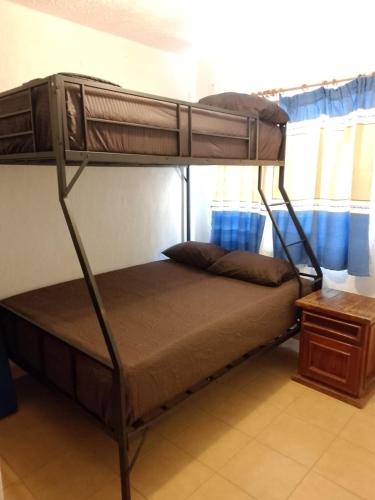 a bunk bed in a room with a bunk bedutenewayangering at Casa Tortuga in Ixtapa