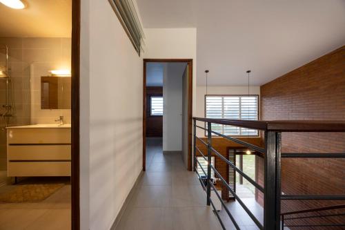 a staircase leading to the kitchen and bathroom of a house at Macapa - Destination Guyane in Macouria