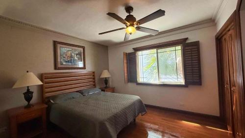 a bedroom with a bed and a ceiling fan at Arroyos del Paraíso Residencial Suite A in Manuel F. Martínez
