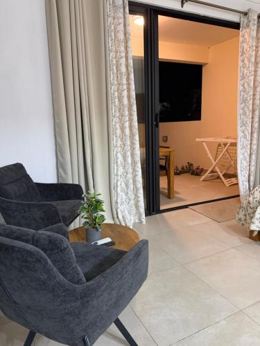 Equinox Studio tesisinde bir oturma alanı