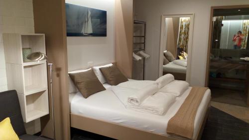 מיטה או מיטות בחדר ב-Bed aan zee Kabine7