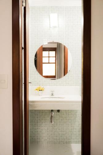a bathroom with a sink and a mirror at Pousada do Nonno in Venda Nova do Imigrante