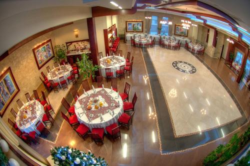 einen Blick über ein Restaurant mit Tischen und Stühlen in der Unterkunft Gościniec Zodiac in Rzuchów