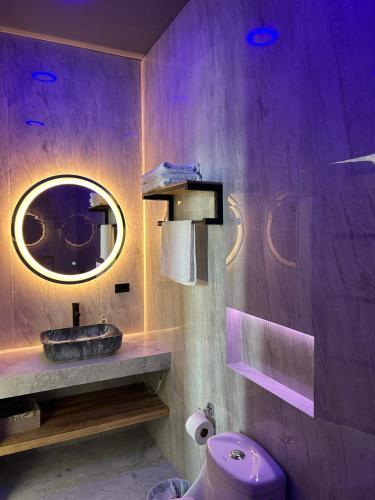 a bathroom with a sink and a mirror at Casa Elio - Bed and Breakfast in San Juan del Sur