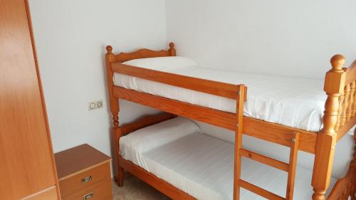Двухъярусная кровать или двухъярусные кровати в номере Camping Los Pinos