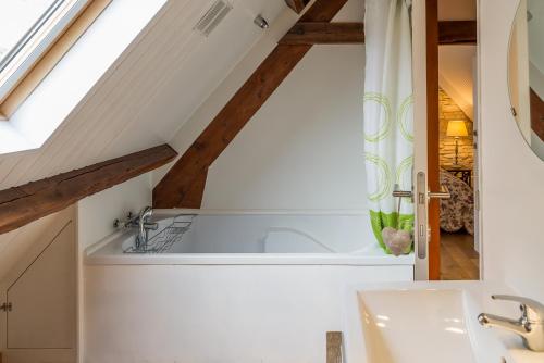 La salle de bains est pourvue d'un lavabo et d'une fenêtre. dans l'établissement Clos Sandrine Gindou Lot, à Gindou