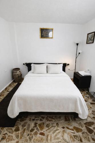 a bedroom with a large white bed in a room at Alas Host in Puebla