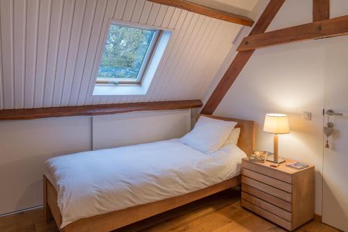 - une petite chambre avec un lit et une fenêtre dans l'établissement Clos Sandrine Gindou Lot, à Gindou