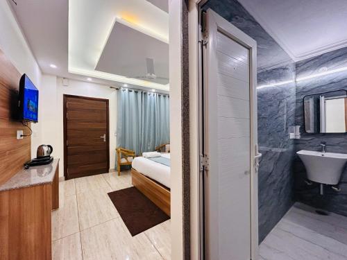 a bathroom with a bed and a sink in a room at Oakleaf Hotel & Resort - A Classic Rooms & Prime Location Near Library Chowk in Mussoorie