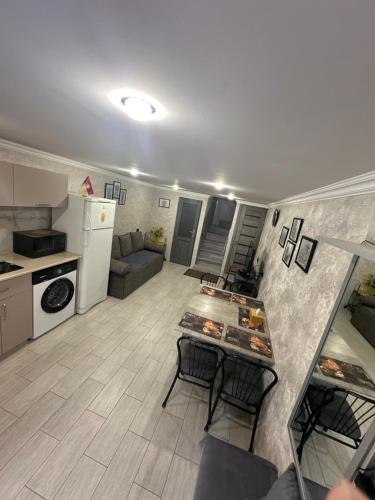 una cucina e un soggiorno con tavolo e sedie di GarInna a Gyumri