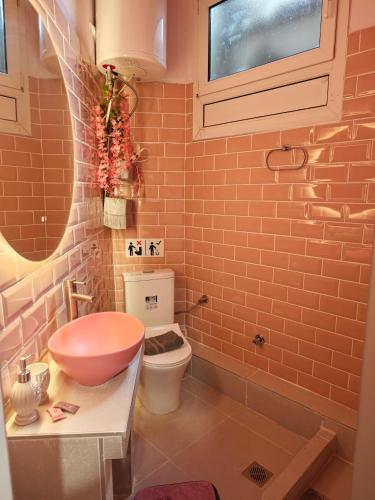 a bathroom with a bowl sink and a toilet at Barbie in Veria