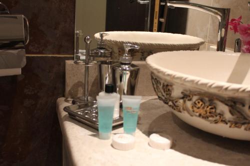 baño con lavabo y encimera con 2 botellas en شقق درر رامه للشقق المخدومة 4, en Riad