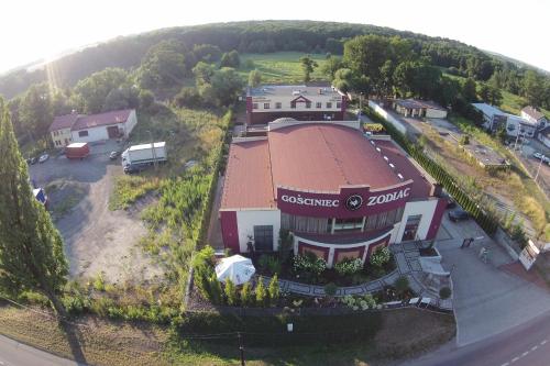 eine Luftansicht eines Hauses mit Dach in der Unterkunft Gościniec Zodiac in Rzuchów