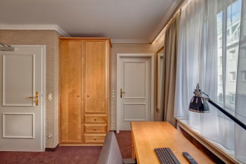 a home office with a desk and a window at Unperfekthotel CoWorkingHotel in Essen