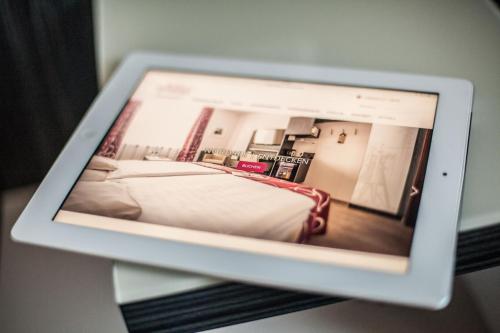 a picture of a bedroom on a computer screen at Hotel Stadt Cuxhaven in Cuxhaven