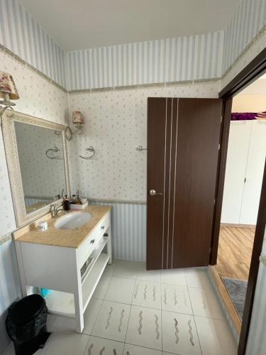 a bathroom with a sink and a mirror at Dans den in Pai