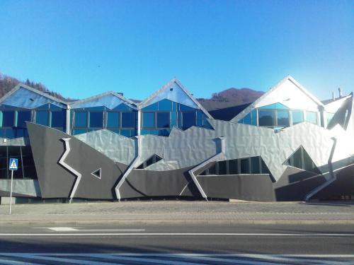 a building with a mural on the side of it at Zajazd Pod Zamkiem Rytro in Rytro