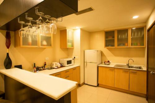 Una cocina o zona de cocina en Ellaa Hotel Gachibowli