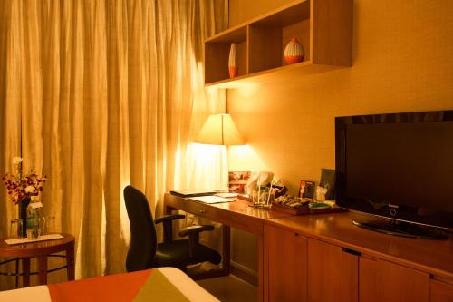 Una televisión o centro de entretenimiento en Ellaa Hotel Gachibowli