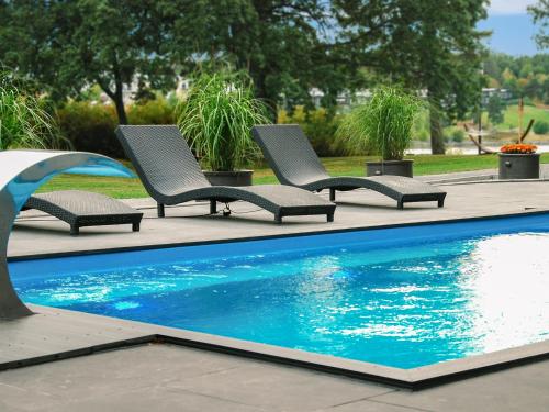 利丁厄的住宿－斯科森姆維克酒店，两把椅子和一个庭院内的游泳池