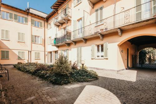 an empty courtyard in a building with a balcony at Bigattera Apartments in Varese