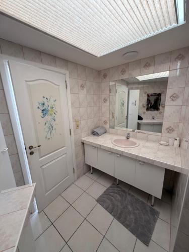 a bathroom with a sink and a mirror at Apartchrisbea in Namur