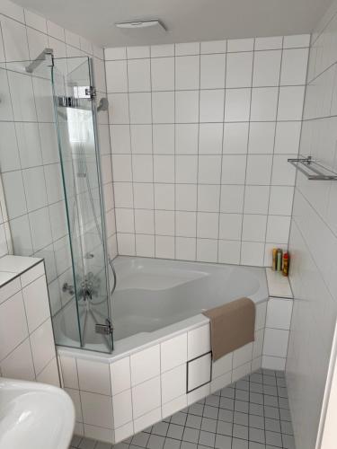 New Penthouse Loft with Rooftop Terrace 50sqm, Hot Tub, Open Kitchen Island, 2 BR, City Center