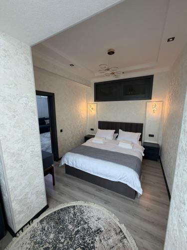 a bedroom with a large bed in a room at Guest house Пары Резиденты только с ЗАГСом in Samarkand