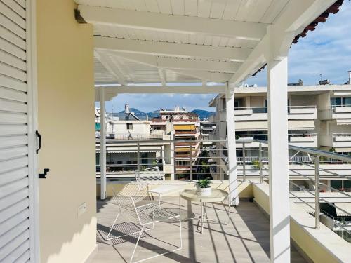 Sea side roof studio in Athens
