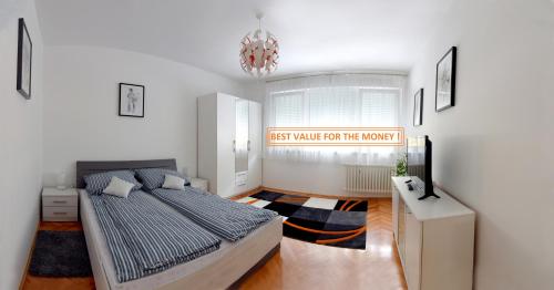 sypialnia z łóżkiem i znakiem, który czyta pierwszy spacer na księżyc w obiekcie Apartmani Vedmar w Zagrzebiu