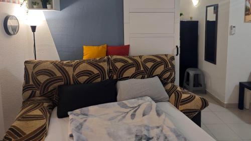 1Bed Flat with Pool, Balcony & Hammock - only 5 Mins to the Beach!