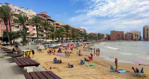 1Bed Flat with Pool, Balcony & Hammock - only 5 Mins to the Beach!