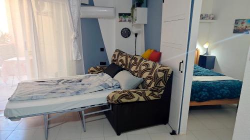 1Bed Flat with Pool, Balcony & Hammock - only 5 Mins to the Beach!