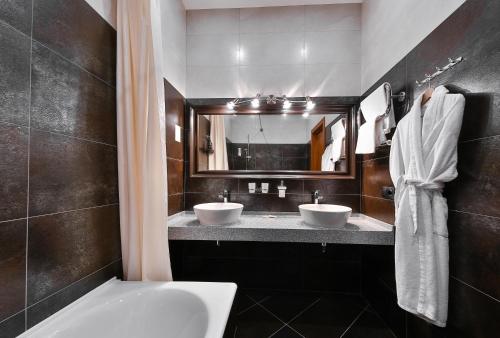 een badkamer met 2 wastafels en een spiegel bij Allegro Ligovsky Prospekt in Sint-Petersburg