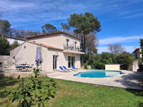 VALBONNE Villa récente avec piscine