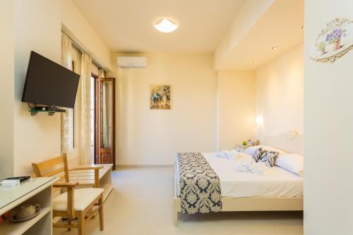 Polyxenia Suites
