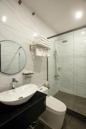 a bathroom with a sink and a toilet and a shower at Dan Thanh Hotel in Can Tho