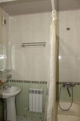 y baño con lavabo, aseo y ducha. en Hotel Nazira & Azizbek, en Bukhara