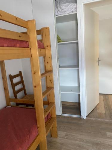 a room with two bunk beds and a closet at 2 Chambres Centre Station 1600 in Puy-Saint-Vincent