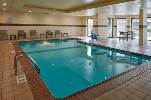 a large swimming pool in a hotel room at Courtyard Newport News Yorktown in Newport News