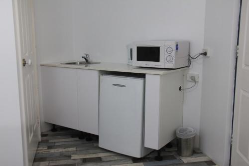 a microwave sitting on top of a counter in a kitchen at Busselton Ithaca Motel in Busselton