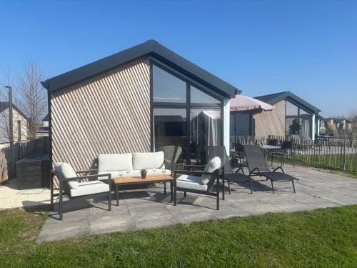 a group of chairs and a table in a backyard at De IJssel Eilanden Chalet Casa Kampen mit Zaun Nr 548 in Kampen