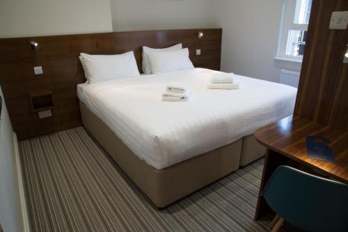 
A bed or beds in a room at Chelsea Guest House
