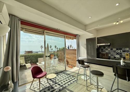 Logement en rez de jardin avec terrasse privée face à la mer !
