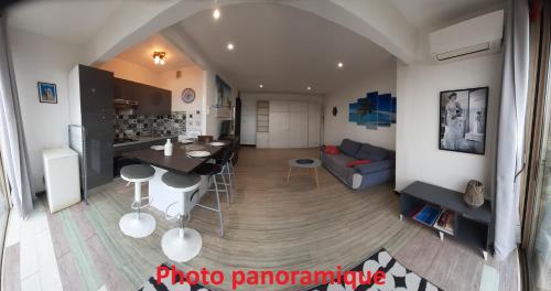 Logement en rez de jardin avec terrasse privée face à la mer !